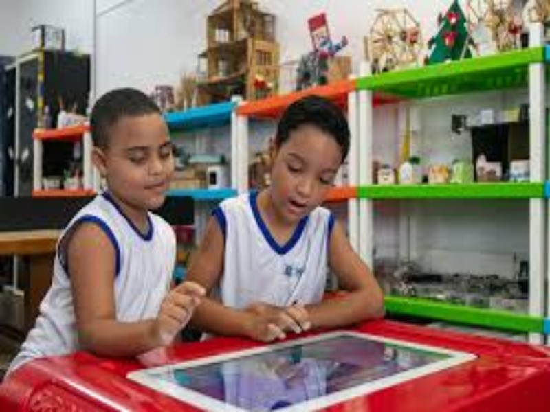 Ambientes escolares enriquecidos por camadas digitais interativas