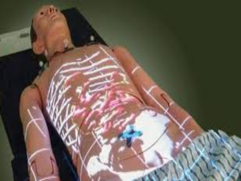 Diagnósticos médicos com camadas visuais sobrepostas ao corpo real